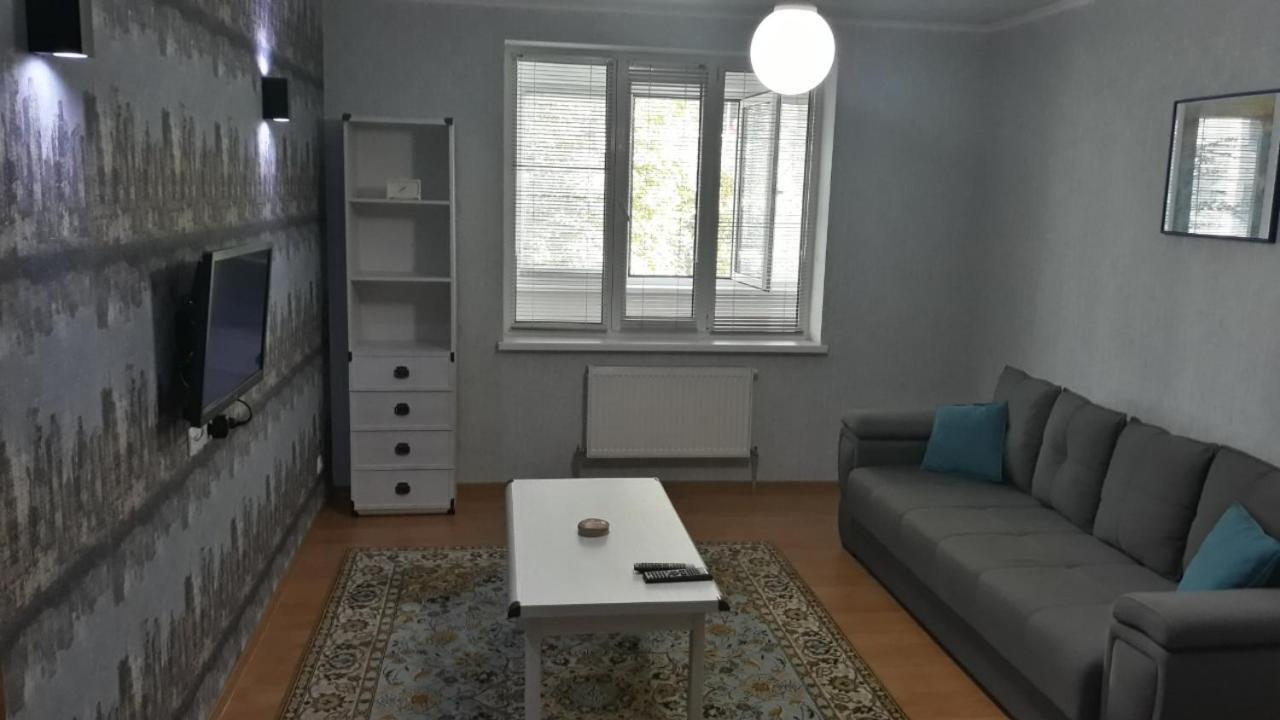 Large 2-Bedroom Apartament In The Center 키시나우 외부 사진